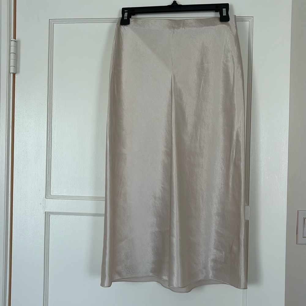Vince xs silk skirt, nwt in cream